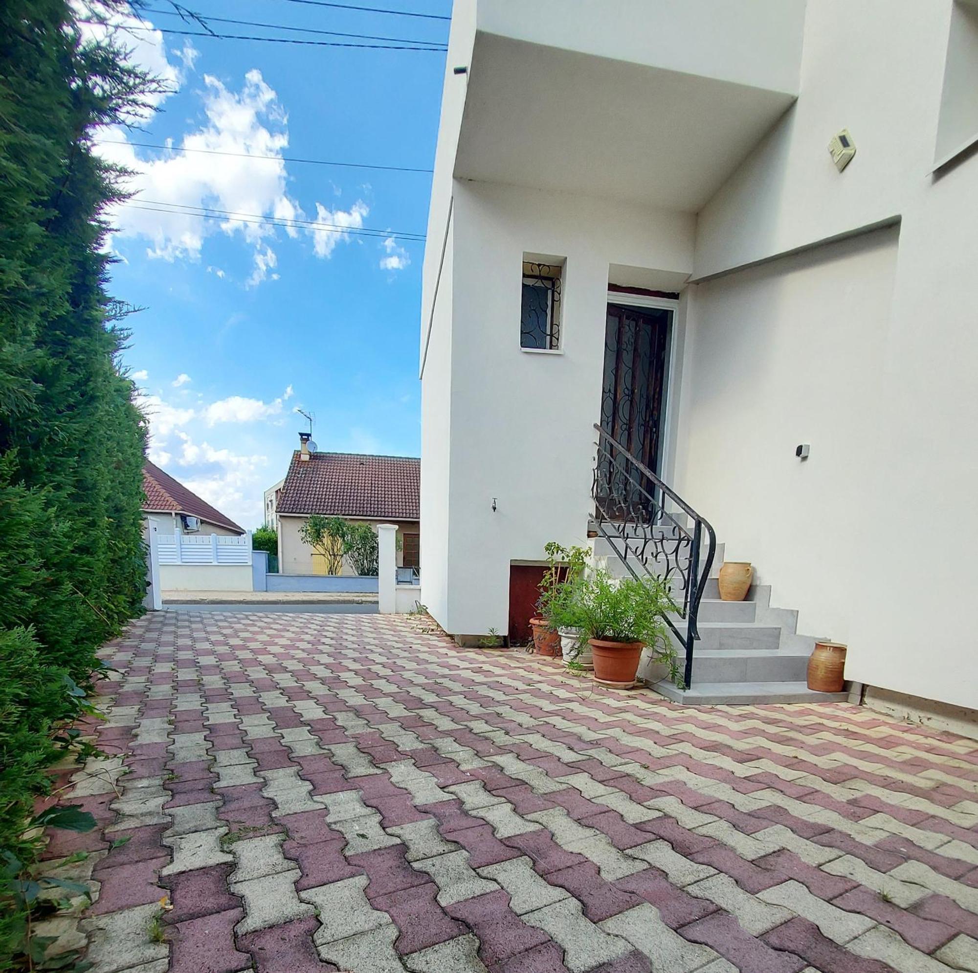 Appartement Meuble Avec Deux Chambres Мулен Экстерьер фото